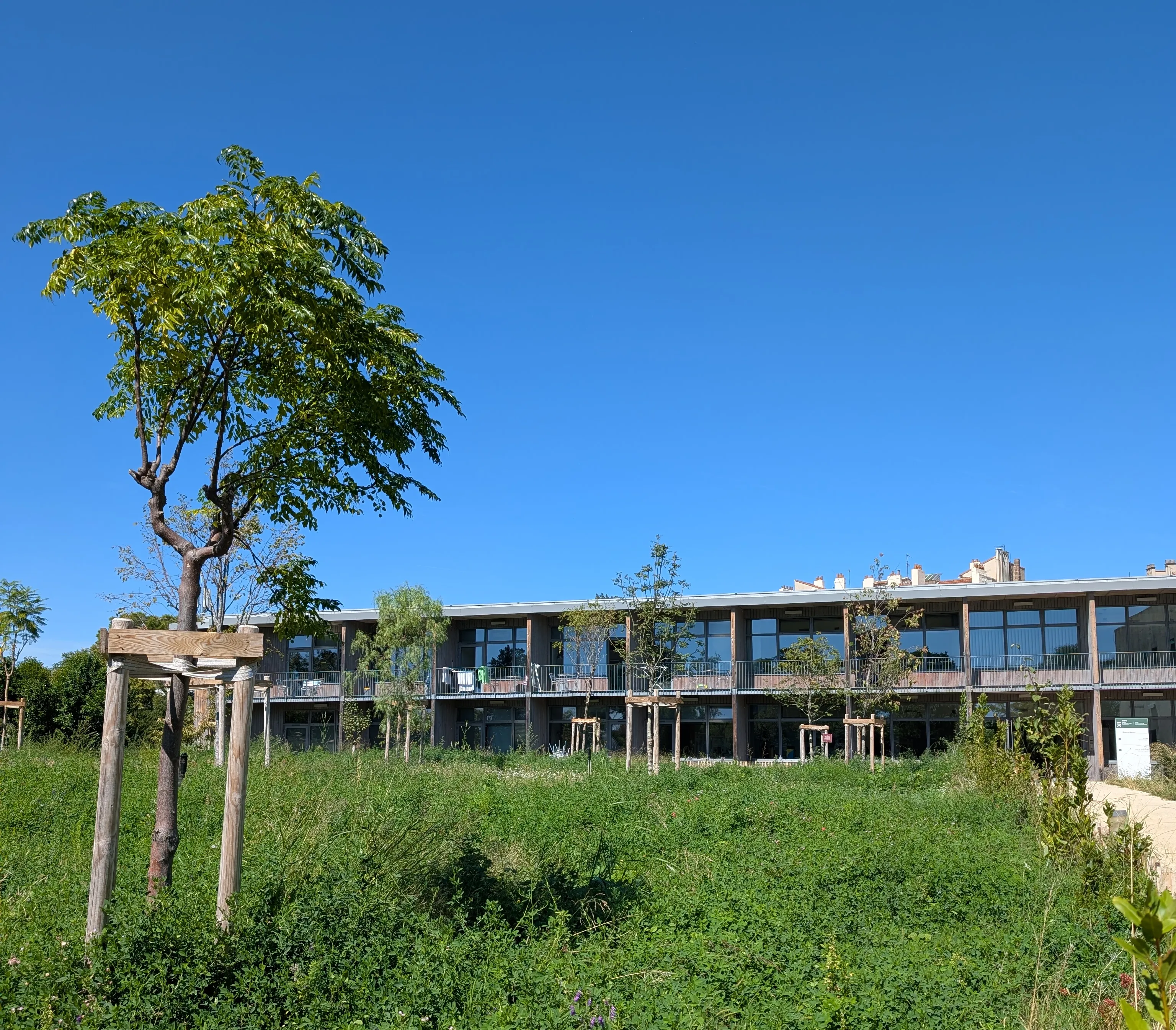 Picture of the Maison Neuve and its garden at Iméra