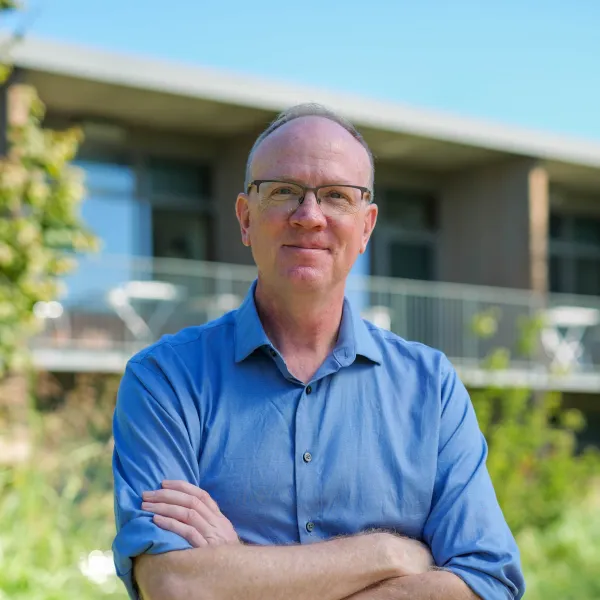 portrait picture of Volker Benkert in the Iméra garden in front of the Maison Neuve building