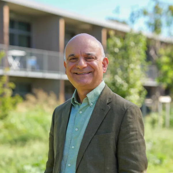 Portrait of Kamran Matin in the Iméra garden in front of the Maison Neuve building