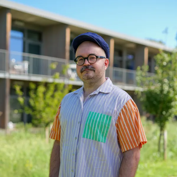 Portrait of Arvi Särkelä in the Iméra garden in front of the Maison Neuve building