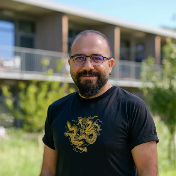 Jan Yasin Sunca in the Iméra garden in front of the Maison Neuve building