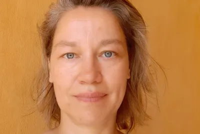 Nataša Pantić standing against an orange wall.