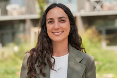 Portrait of Judit Garzón Rodríguez in the Iméra garden in front of the Maison Neuve building