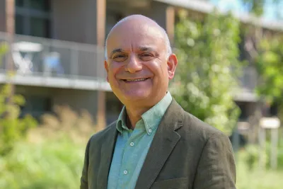 Portrait of Kamran Matin in the Iméra garden in front of the Maison Neuve building